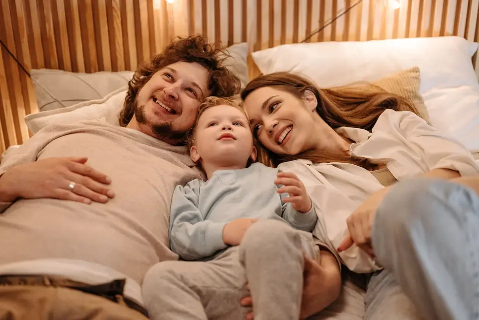 Familia descansando unida en el salón de su hogar