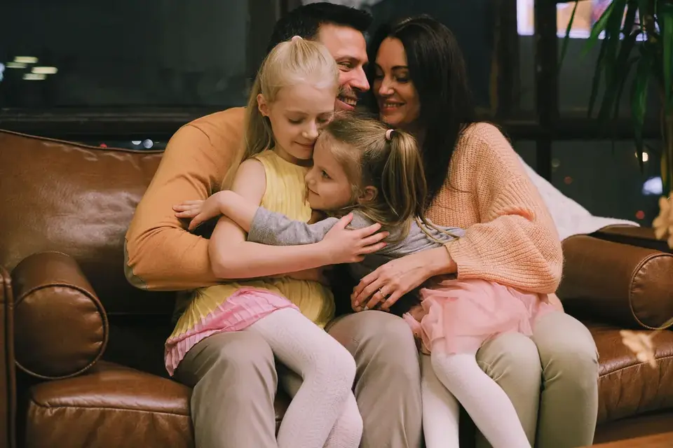 Famiglia che trascorre del tempo insieme nel soggiorno di casa
