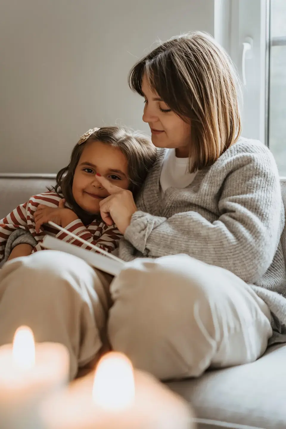 Madre e figlia in un momento tranquillo nella propria casa