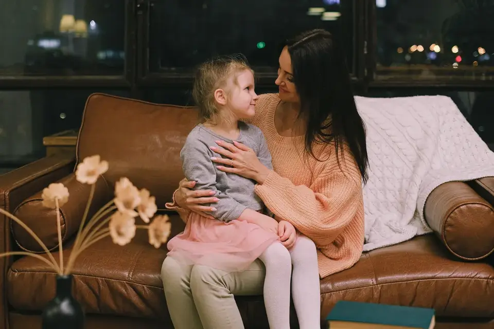 Famiglia che conversa in un soggiorno luminoso