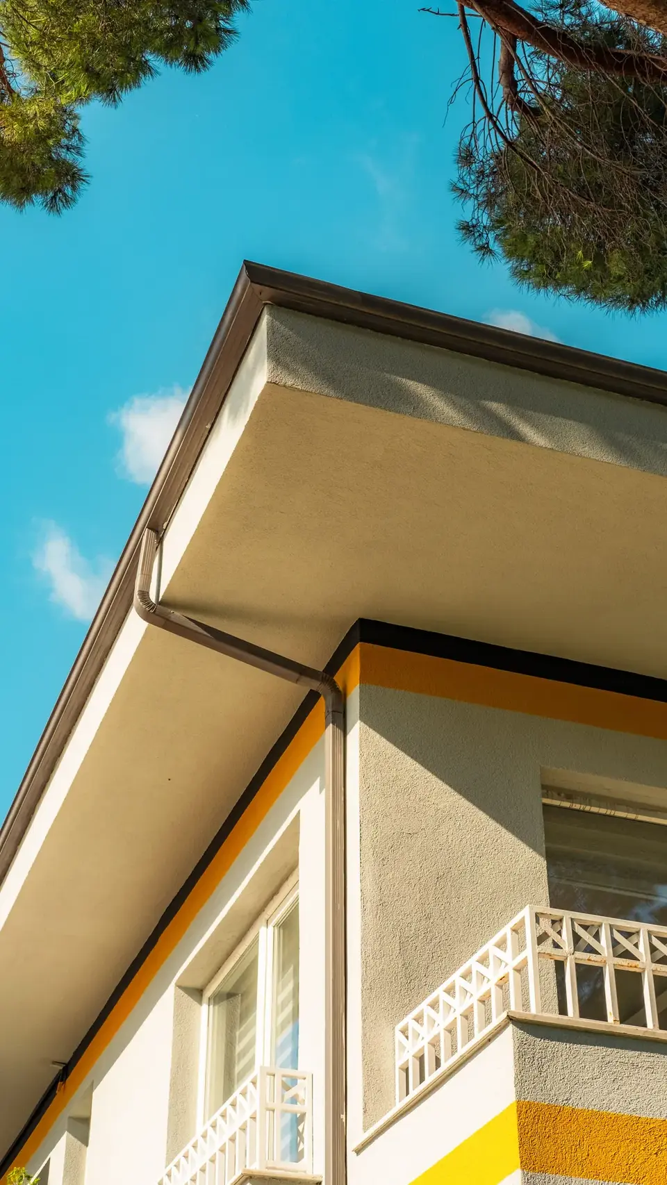 Casa contemporanea con giardino e grandi vetrate