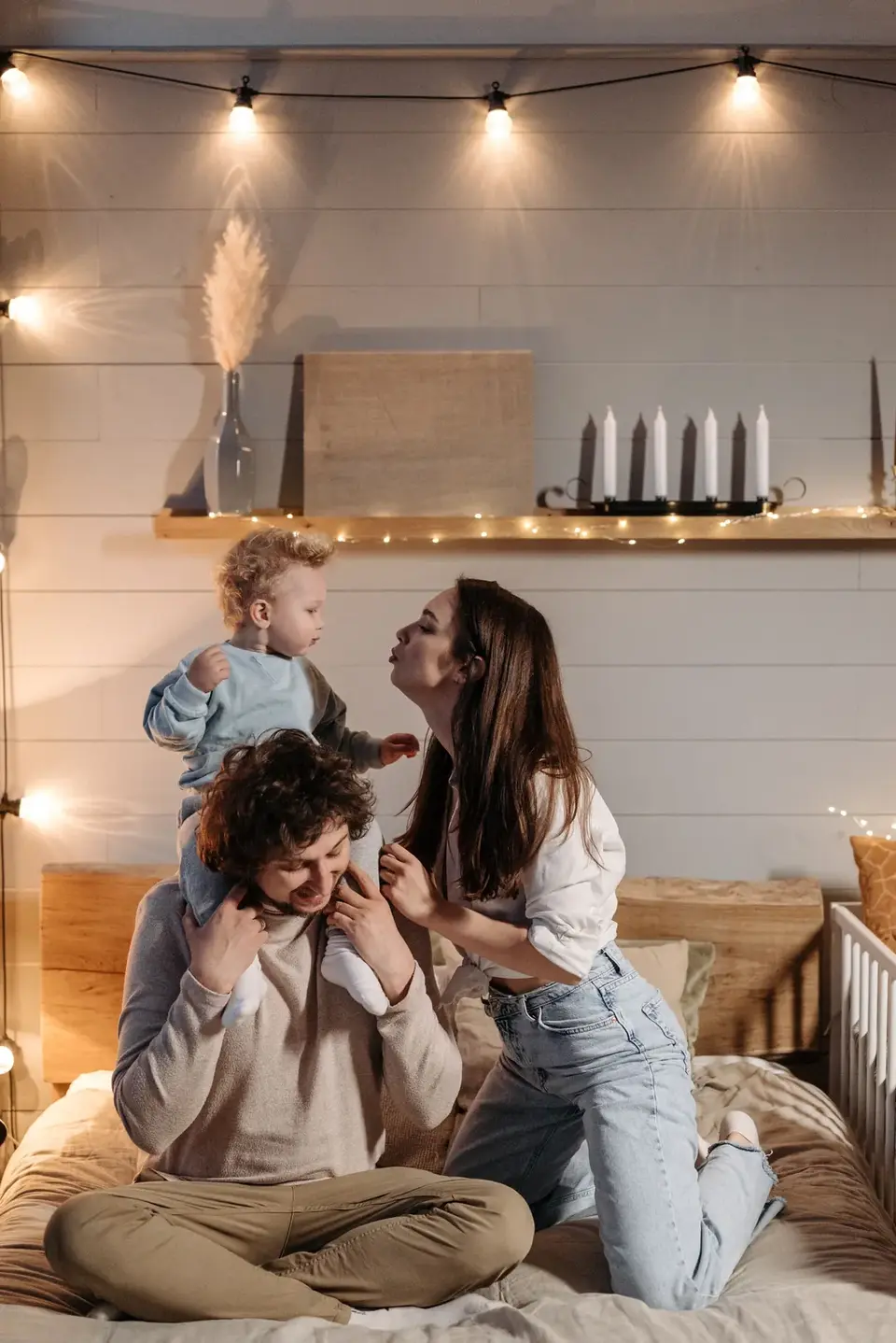 Lichte woning met zitgedeelte bij het raam